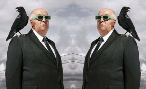 Alfred Hitchcock mit Rabe auf der Schulter und grün-weißer Schachbrettmusterbrile auf der Nase - Etnia Barcelona -Ansicht von recht und links