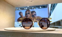 Brillentrends 2022 - Sonnenbrille von Cazal mit runden Gläsern, die von goldfarbenem Gestell gehalten werden