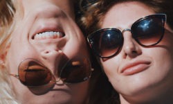 Zwei lächelnde Frauen mit Sonnenbrillen