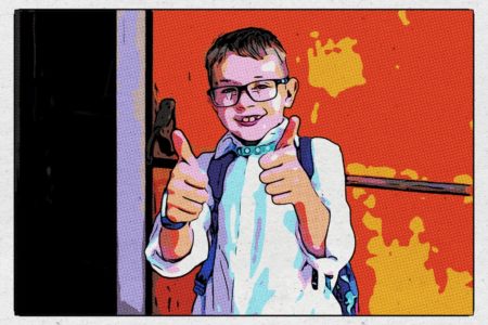 Ein Junge mit Brille grinst und zeigt mit beiden Händen Daumen-hoch. Optik Westermeier