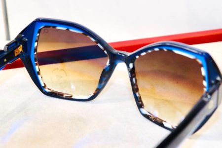 Sonnenbrille mit blauen Rahmen und weißen Details 