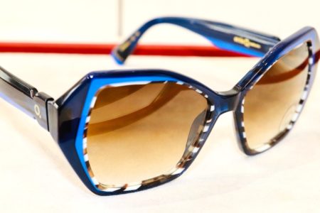 Sonnenbrille mit blauen Rahmen 