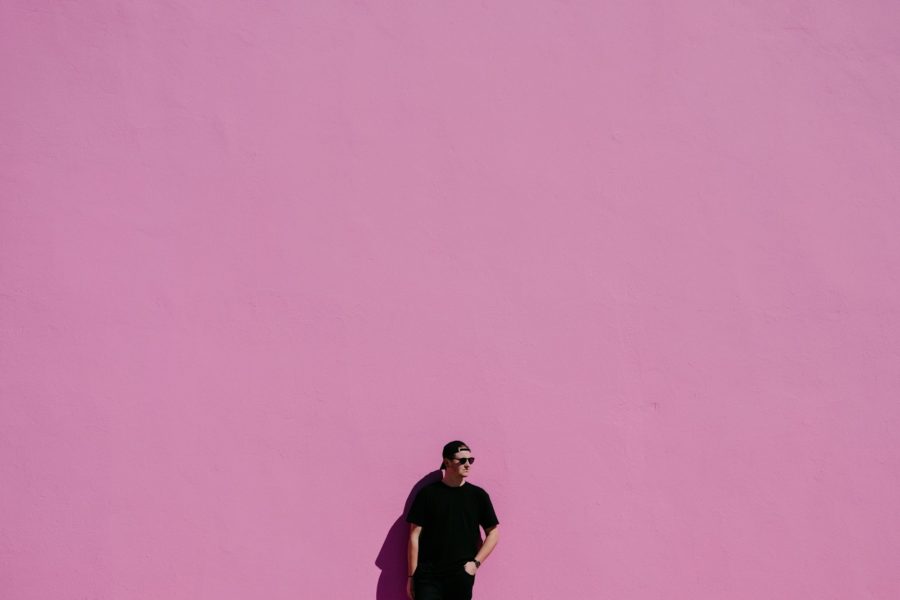 Mann im schwarzen Shirt vor rosa Wand - Optik Westermeier