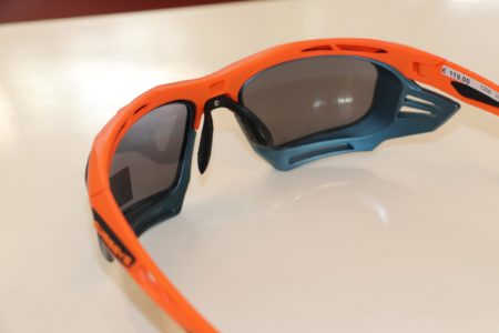 Sportbrille mit orangnem Rahmen