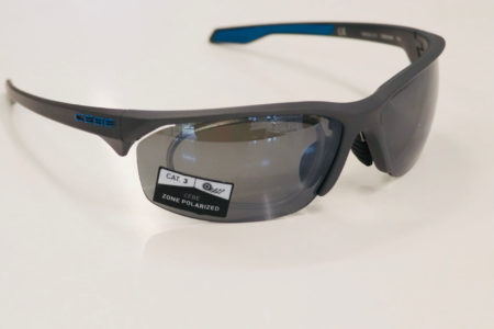 Graue Sportbrille mit getönten Gläsern