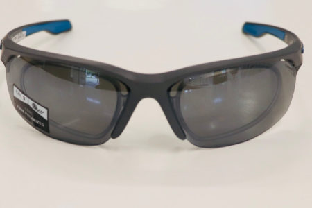 Fontalansicht von grauer Sport-Sonnenbrille