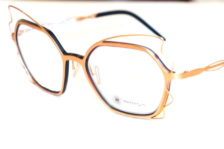 Goldenes, luftiges Cateye-Design zeichnen diese Brille von Parasite-Design.