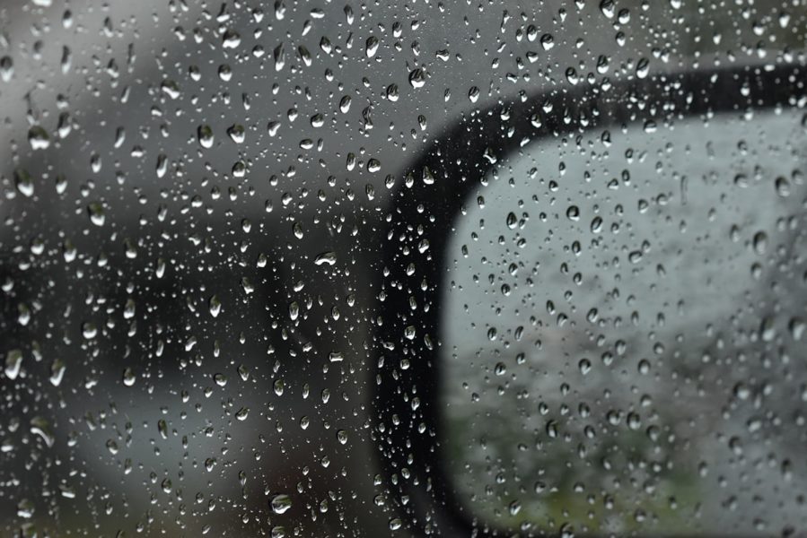 Außenspiegel eines Autos im Regen