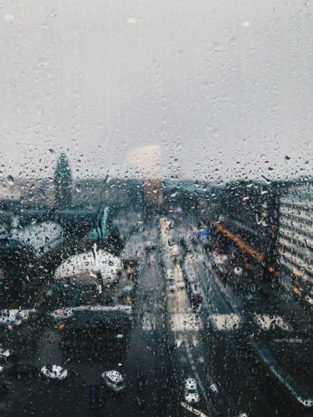 Blick auf eine Stadt im Regen