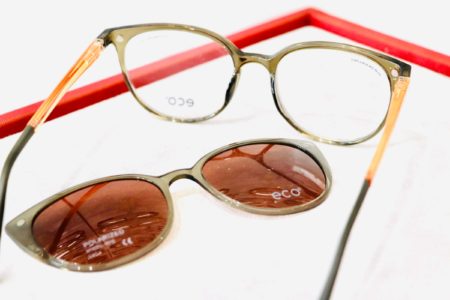 Brille mit Sonnenclip und rundem Rahmen in grüntransparenter Optik