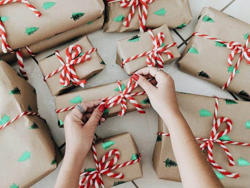 perfekte weihnachtsgeschenkt mit rotweißen schleifen