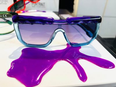 Lila-grüne Brille, die aussieht als ob Farbe vom oberen Rahmen tropfen würde - von Parasite Eyewear