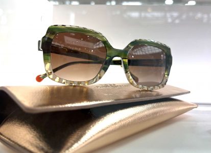 Grün-transparenter leicht eckiger Rahmen mit Glamour-Effekt verleiht dieser Sonnenbrille Style von Clémence & Margaux