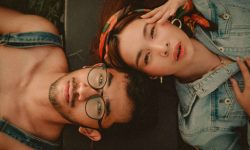 Die richtige Brille - ein Mann mit Brille und eine Frau liegend von oben fotografiert