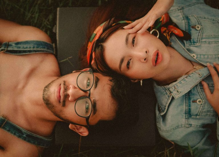 Die richtige Brille - ein Mann mit Brille und eine Frau liegend von oben fotografiert