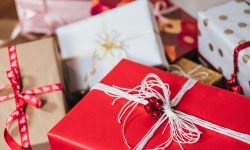 Geschenkideen für besseres Sehen - zu sehen sind bunt verpackte Weihnachtsgeschenke