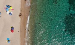 Blick aus der Vogelperspektive auf Strand und Meer als Aufmacher für den Artikel Brille oder Kontaktlinsen