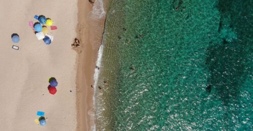 Blick aus der Vogelperspektive auf Strand und Meer als Aufmacher für den Artikel Brille oder Kontaktlinsen