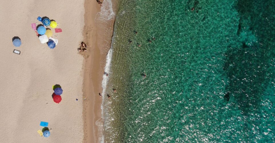 Blick aus der Vogelperspektive auf Strand und Meer als Aufmacher für den Artikel Brille oder Kontaktlinsen