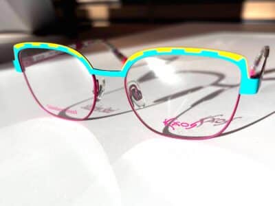 Mit hellblauer Kaos Brille gegen den Herbst-Blues