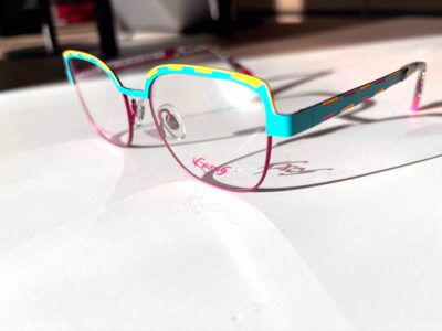 Hellblaue Kaos-Brille