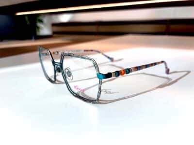 Graue Kaos Brille mit Farbakzenten am Bügel